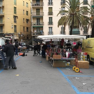 Il mercato 'ridotto' in piazza Eroi