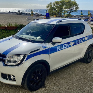 Diano Marina: controlli della Municipale sulle spiagge, nel weekend sequestrate decine di griffes fasulle (Foto)