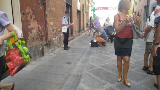 Imperia: artista di strada multato in via Cascione, linea dura della Polizia Municipale nel capoluogo (Foto)