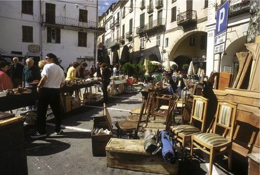 Pieve di Teco: domenica prossima torna nel centro del paese il mercatino dell'antiquariato