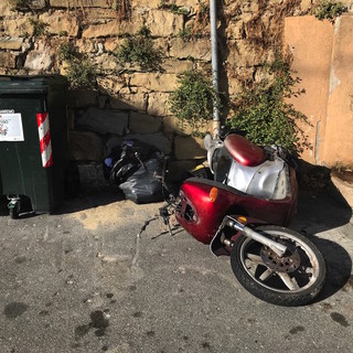 Il motorino abbandonato in via Carducci