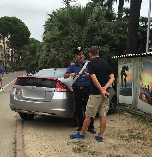 Sanremo: auto svizzera sulla pista ciclabile di fronte al Morgana, un parcheggio non molto elvetico Sanremo: auto svizzera sulla pista ciclabile di fronte al Morgana, un parcheggio non molto elvetico