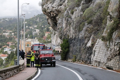 Ventimiglia: piccolo masso finisce sulla carreggiata a Grimaldi, chiusa la strada che porta al confine di Ponte San Luigi