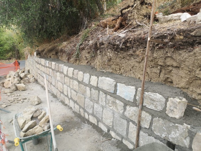 Il nuovo muro di contenimento di strada San Giacomo