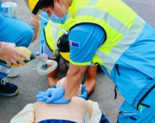 Camporosso: ACEB dona alla Misericordia di Vallecrosia un manichino per l'addestramento