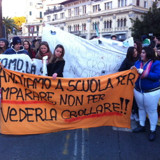 Sanremo: manifestazione studentesca nelle vie della città dei fiori, le immagini e le foto, alle 10.20 il corteo è terminato ed i giovani sono sul solettone Sanremo: manifestazione studentesca nelle vie della città dei fiori, le immagini e le foto, alle 10.20 il corteo è terminato ed i giovani sono sul solettone
