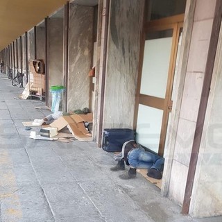 Ventimiglia: situazione in peggioramento per la presenza di migranti che dormono a terra vicino alla stazione (Foto)