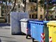 Un'immagine ancora troppo comune: rifiuti ingombranti abbandonati davanti ai cassonetti.