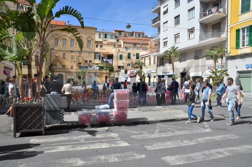 Sanremo: tante famiglie e molti bambini oggi in piazza Borea D'Olmo per la 'Moltitudine Migrante'
