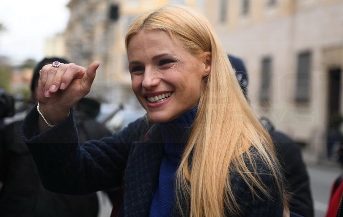 #Sanremo2019: "C'è Michelle, c'è Michelle!" e da via Roma la città accoglie di nuovo la Hunziker (Foto)