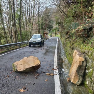 Maltempo sulla provincia: altri massi cadono sulla strada tra Sanremo e San Romolo (Foto)