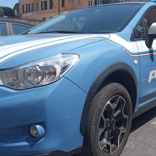 Rapinano un anziano della collanina d’oro all’uscita del supermercato: operazione lampo della Polizia di Stato che ferma i due autori