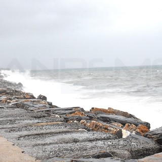 Maltempo in arrivo: scattata l'allerta, oggi piogge e temporali ma attenzione al vento e domani le mareggiate