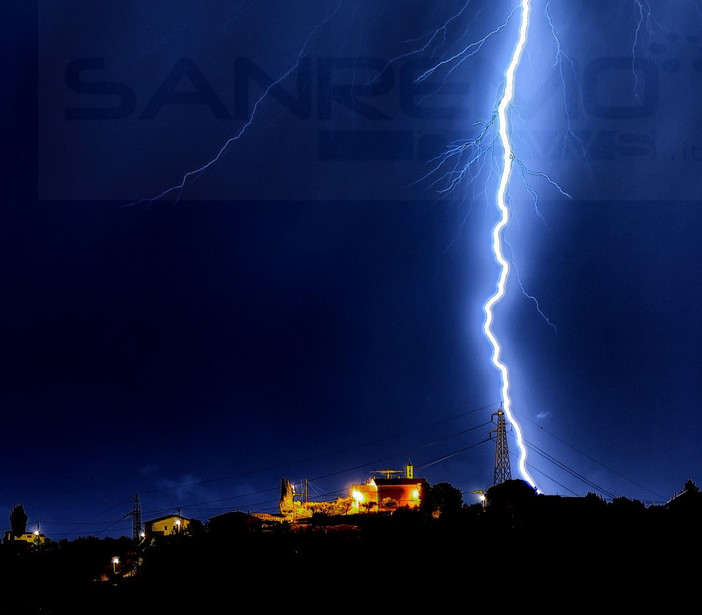 Scuole aperte nonostante il maltempo, una madre di Pigna: "Mia figlia costretta a viaggiare sotto la pioggia" Scuole aperte nonostante il maltempo, una madre di Pigna: "Mia figlia costretta a viaggiare sotto la pioggia"