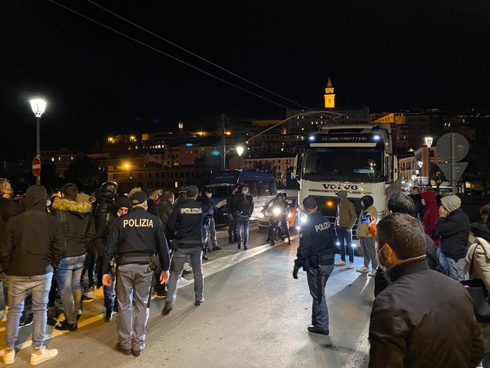 Ventimiglia: manifestazione tra il ponte 'Doria' e piazza Costituente, traffico bloccato. Ascheri "Non è tollerabile" (Foto e Video) Ventimiglia: manifestazione tra il ponte 'Doria' e piazza Costituente, traffico bloccato. Ascheri "Non è tollerabile" (Foto e Video)