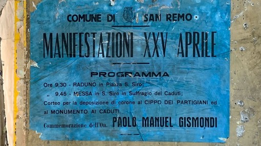 Il manifesto rimasto nascosto dietro l'edicola di via Palazzo