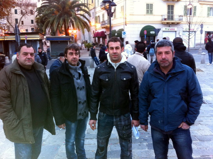 Sanremo: iniziata alle 8 da piazza Eroi Sanremesi la manifestazione di protesta del coordinamento 'Davide', serie di aggiornamenti