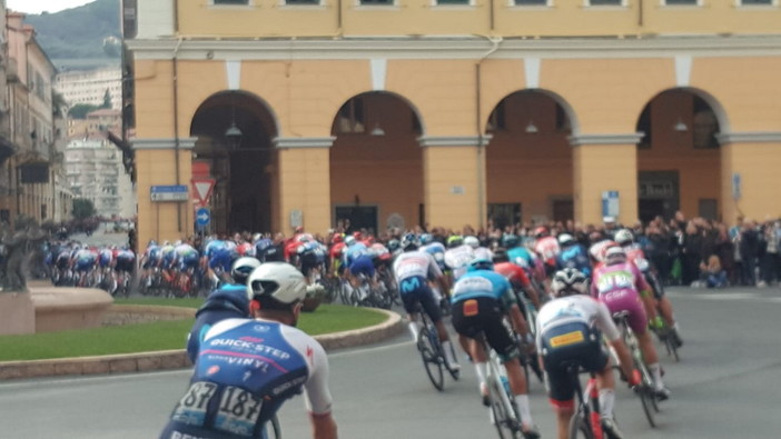 Milano-Sanremo 2022: il passaggio da Imperia in mezzo a due ali di folla, ora le asperità in attesa dell'arrivo (Foto e Video)