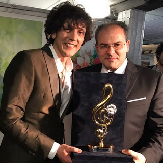 Sanremo, Ermal Metà vince la serata cover: l'opera di Affidato premia l'interpretazione di "Amara terra mia"