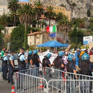 Ventimiglia: contro i 'No Borders' esposti dei residenti ed ora anche dai commercianti di Latte e del confine