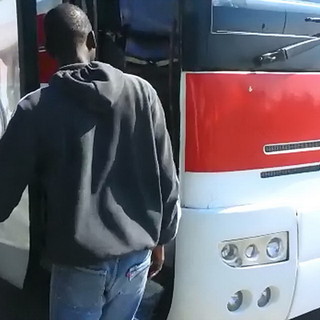 Ventimiglia: grazie alla mediazione della Polizia italiana altri 15 migranti in pullman alla stazione frontaliera