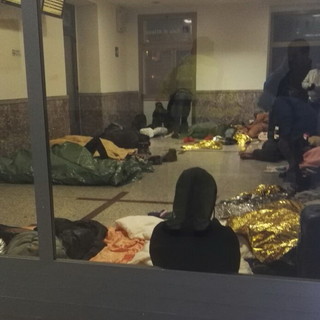 I migranti alla stazione di Ventimiglia