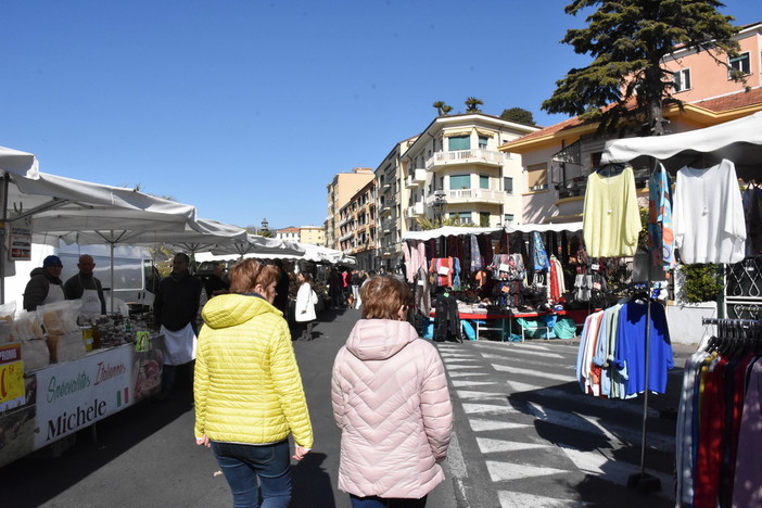 Ventimiglia: Confesercenti conferma: "Il Prefetto ci ha scritto che la decisione sul mercato spetta all'Amministrazione" Ventimiglia: Confesercenti conferma: "Il Prefetto ci ha scritto che la decisione sul mercato spetta all'Amministrazione"