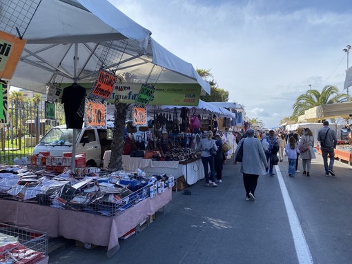 Le immagini dal mercato di Ventimiglia Le immagini dal mercato di Ventimiglia
