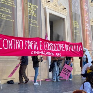 "Il presidente Toti si deve dimettere": in centinaia al presidio in piazza De Ferrari (Foto)