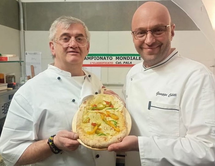 Lo chef dianese Giuseppe Colletti e il collega alassino Gabriele Giannotti ai mondiali della pizza a Parma Lo chef dianese Giuseppe Colletti e il collega alassino Gabriele Giannotti ai mondiali della pizza a Parma