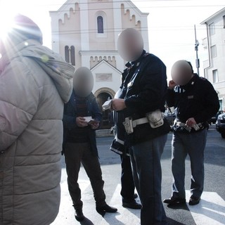 Sanremo: non paga tre biglietti sul bus, viene multato e da in escandescenze nella zona di San Martino