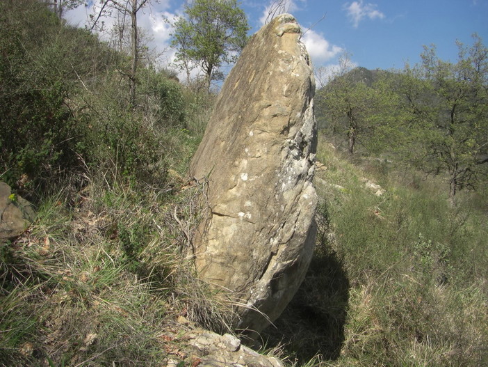 Trovati da un gruppo di ricercatori sul monte Caggio alcuni 'Menhir' ovvero altari sacrificali