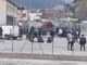 Migranti in attesa del pranzo in zona Roverino