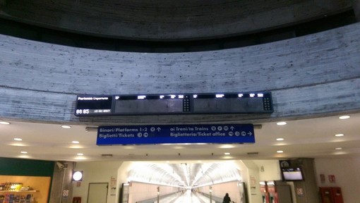 Sanremo: stazione ferroviaria senza informazioni ai viaggiatori da due giorni con tutti i monitor spenti