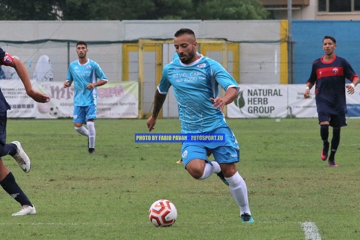 Marco Spinosa in azione con la maglia della Sanremese: il centrocampista passa al Prato Marco Spinosa in azione con la maglia della Sanremese: il centrocampista passa al Prato