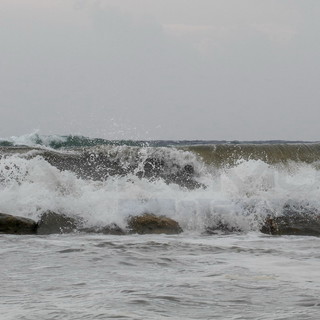 Maltempo: piogge almeno fino a lunedì, temperature alte per il periodo e da domani mare fino a 'Forza 8'