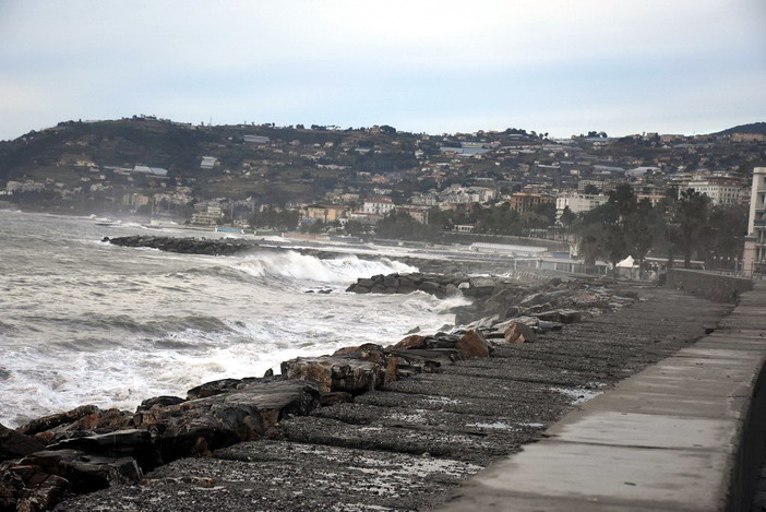 Sanremo: forte mareggiata in atto sul ponente: chiuso al passaggio delle auto e dei pedoni il molo del porto vecchio Sanremo: forte mareggiata in atto sul ponente: chiuso al passaggio delle auto e dei pedoni il molo del porto vecchio