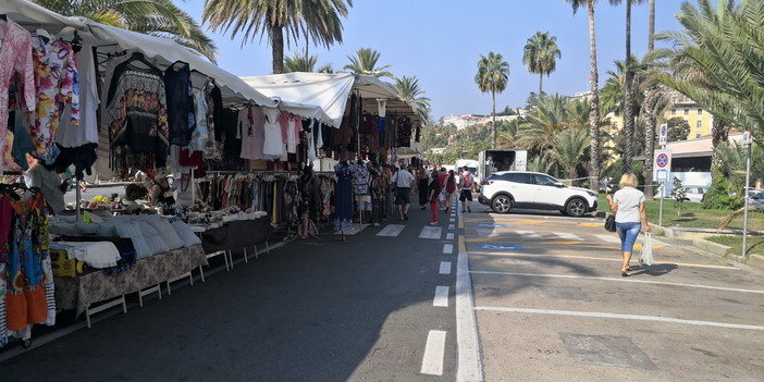 Un mercatino del settembre scorso sul lungomare Calvino