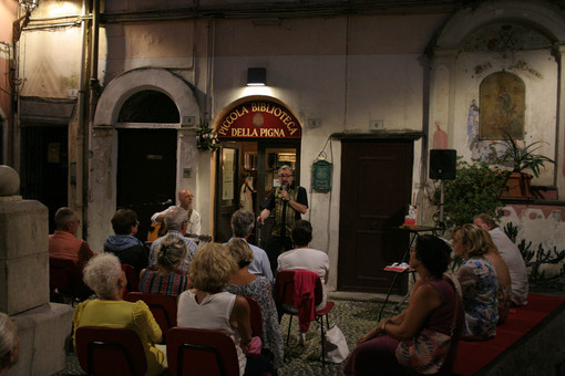 Sanremo: grande partecipazione per la presentazione del libro  &quot;De Andrè, maledetti poeti&quot; di Miro Renzaglia