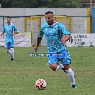 Marco Spinosa in azione con la maglia della Sanremese: il centrocampista passa al Prato