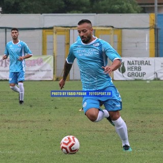 Marco Spinosa in azione con la maglia della Sanremese: il centrocampista passa al Prato Marco Spinosa in azione con la maglia della Sanremese: il centrocampista passa al Prato