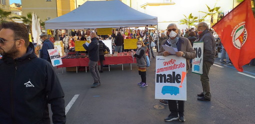 Imperia: Rifondazione Comunista a sostegno dei dipendenti Rt, manifestazione al mercato di Oneglia (Foto)