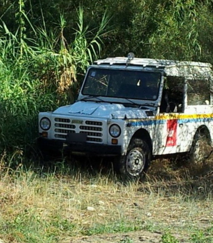 Auto abbandonate sul greto dei fiume Roya: c'è anche un fuoristrada della Protezione Civile Auto abbandonate sul greto dei fiume Roya: c'è anche un fuoristrada della Protezione Civile