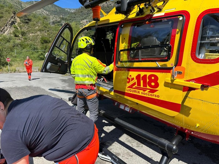 Ventimiglia: 25enne batte la testa sugli scogli in passeggiata Cavallotti, in elicottero al 'Santa Corona' Ventimiglia: 25enne batte la testa sugli scogli in passeggiata Cavallotti, in elicottero al 'Santa Corona'