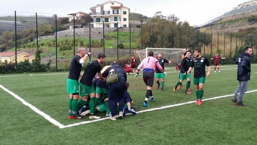 Matteo Anfosso festeggiato dopo il suo gol con la maglia della Sanstevese contro il Celle Ligure due stagioni fa
