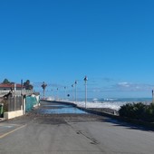 Mareggiata a Vallecrosia, le onde raggiungono la passeggiata: strada chiusa (Foto)