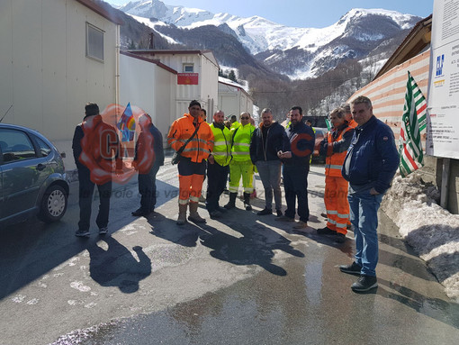 Viabilità nel caos: i lavoratori Fincosit ancora in presidio al Colle di Tenda “Cittadini, unitevi alla nostra protesta” (Foto e Video) Viabilità nel caos: i lavoratori Fincosit ancora in presidio al Colle di Tenda “Cittadini, unitevi alla nostra protesta” (Foto e Video)