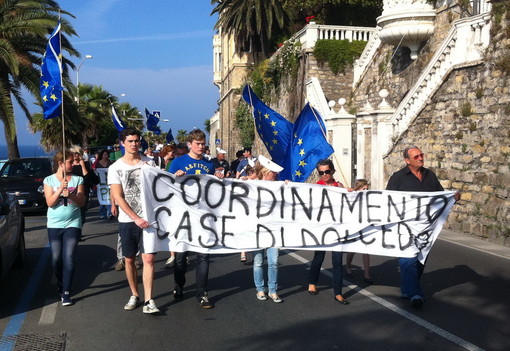 Imperia: iniziata alle 8 la manifestazione dei proprietari delle villette di Dolcedo, marcia verso la Prefettura