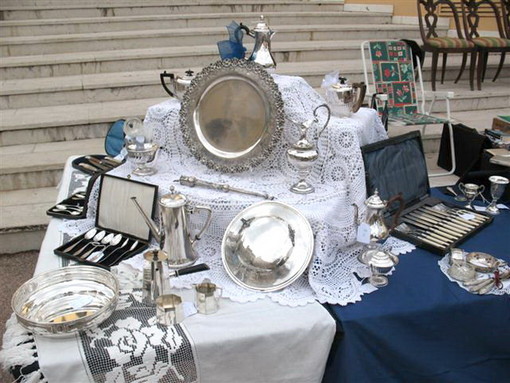 Ventimiglia: problemi con il Mercato dell'Antiquariato, sabato prossimo sarà l'ultimo, monta la protesta dei brocanteurs “L'abbiamo scoperto per caso” Ventimiglia: problemi con il Mercato dell'Antiquariato, sabato prossimo sarà l'ultimo, monta la protesta dei brocanteurs “L'abbiamo scoperto per caso”