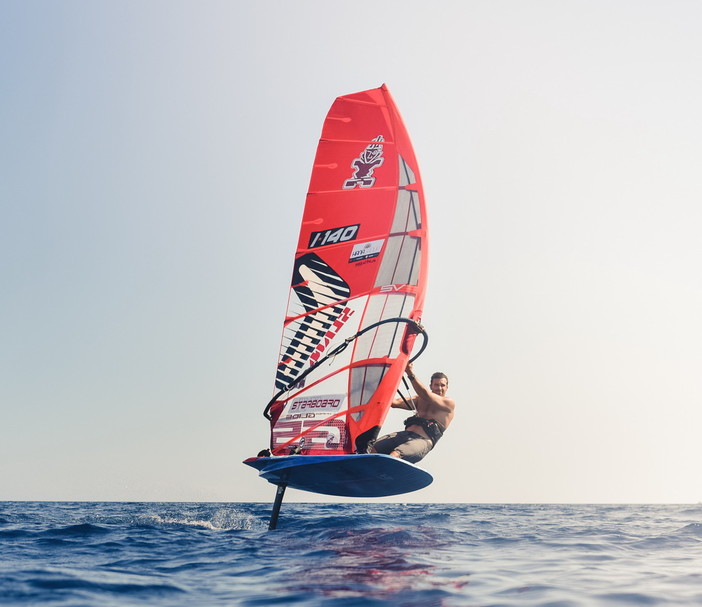Domani da Imperia la traversata record dalla Liguria alla Corsica in windsurf di Matteo Iachino
